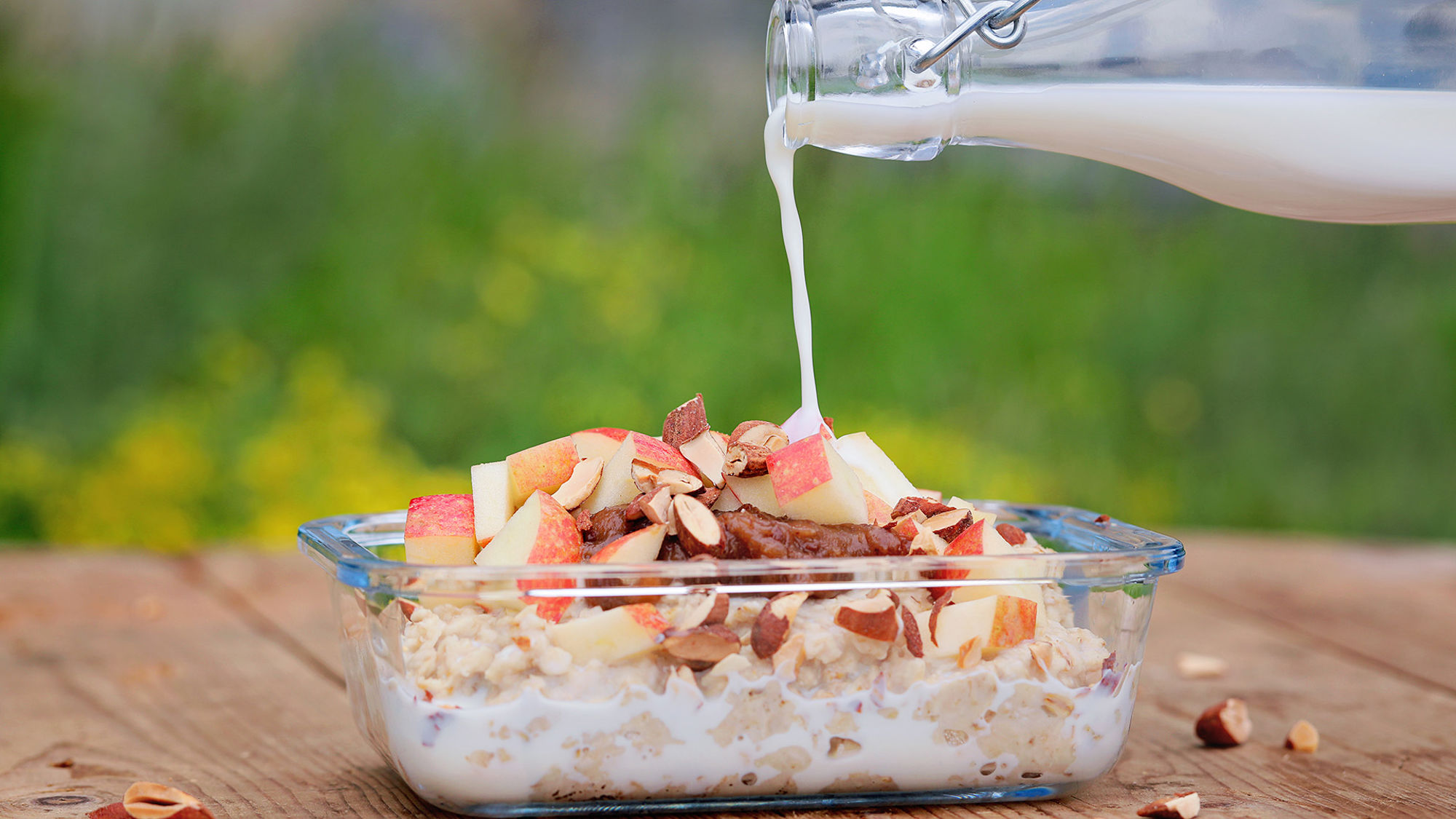 Havregrøt med melk, eple og daddelkrem-matvalget.jpg