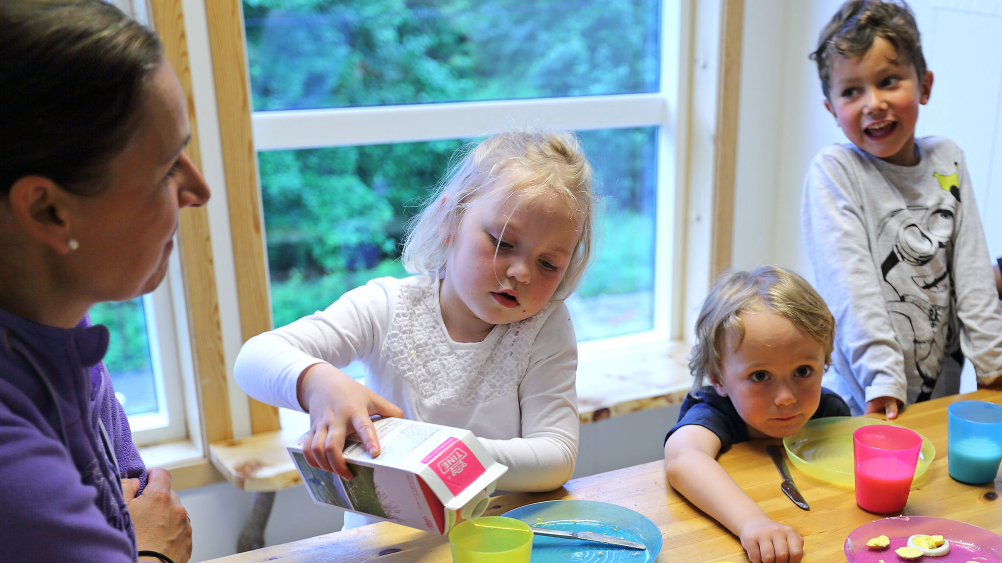 Barn og vokse sitter rundt et bord